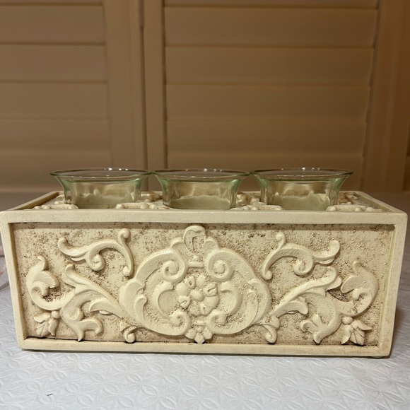 Polyresin votive/tealight holder. - Picture 2 of 4